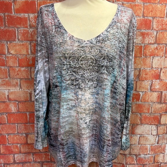 Closet Full Plus Size Burnout Top - Picture 1 of 10